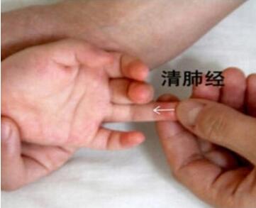 宝宝发烧怎么办?小儿推拿退烧六步图