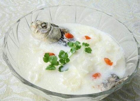 鲫鱼银耳汤