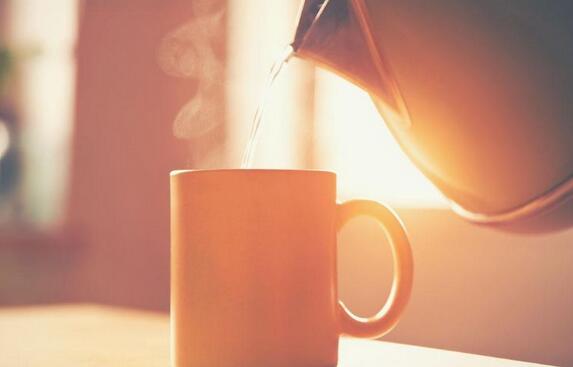 孩子烫伤后怎么处理？先脱衣服是还是先冲水？