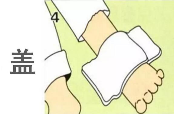 孩子烫伤后怎么处理？先脱衣服是还是先冲水？