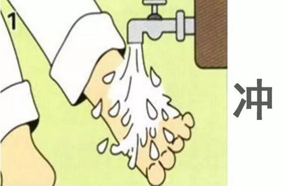 孩子烫伤后怎么处理？先脱衣服是还是先冲水？