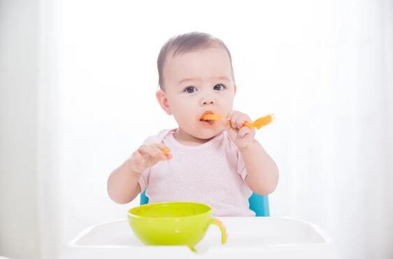 宝宝不爱吃饭怎么办？培养宝宝的自主进食能力