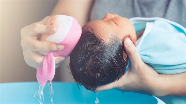 新生婴幼儿洗澡多长时间洗一次澡？